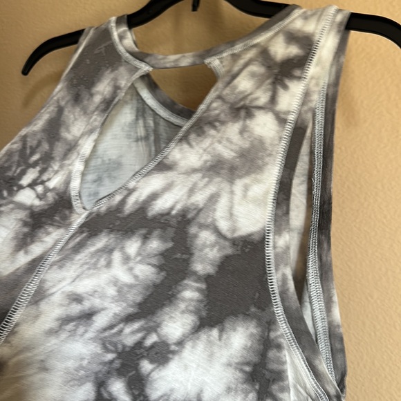 Grey scale tie dye open back tank top - Picture 7 of 8